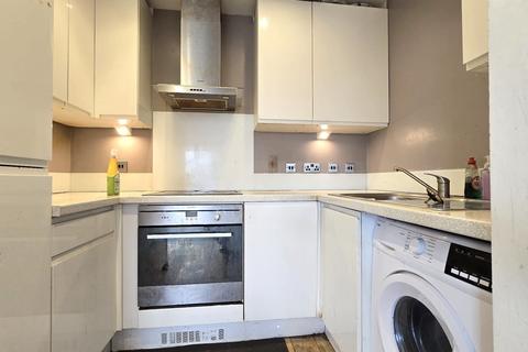 2 bedroom flat to rent, 42 Hainault Road, Romford, RM5