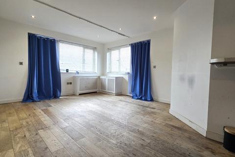 2 bedroom flat to rent, 42 Hainault Road, Romford, RM5