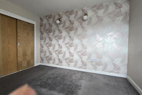 2 bedroom flat to rent, 42 Hainault Road, Romford, RM5