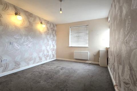 2 bedroom flat to rent, 42 Hainault Road, Romford, RM5