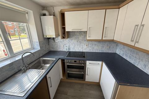 2 bedroom end of terrace house to rent, Falcon Close, Dunstable