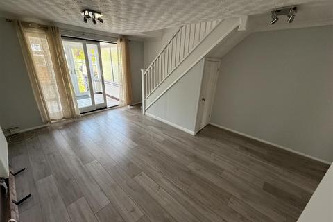 2 bedroom end of terrace house to rent, Falcon Close, Dunstable