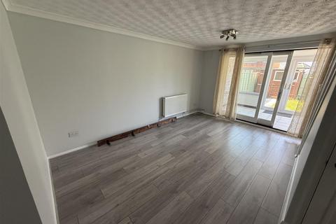 2 bedroom end of terrace house to rent, Falcon Close, Dunstable