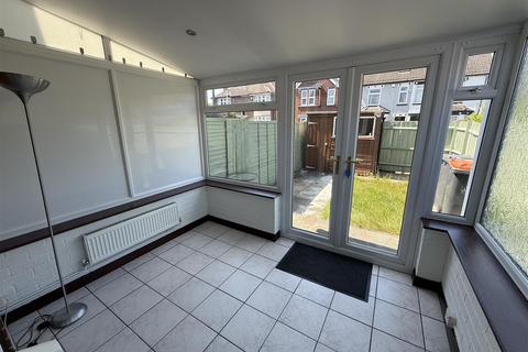 2 bedroom end of terrace house to rent, Falcon Close, Dunstable