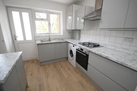 2 bedroom flat for sale, Wardle Close, Stretford, M32 0TE