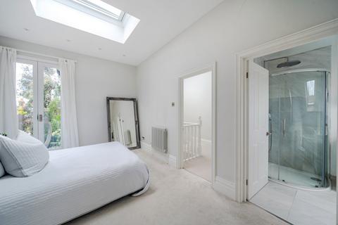 10 Richmond Avenue, London, SW20 8LA