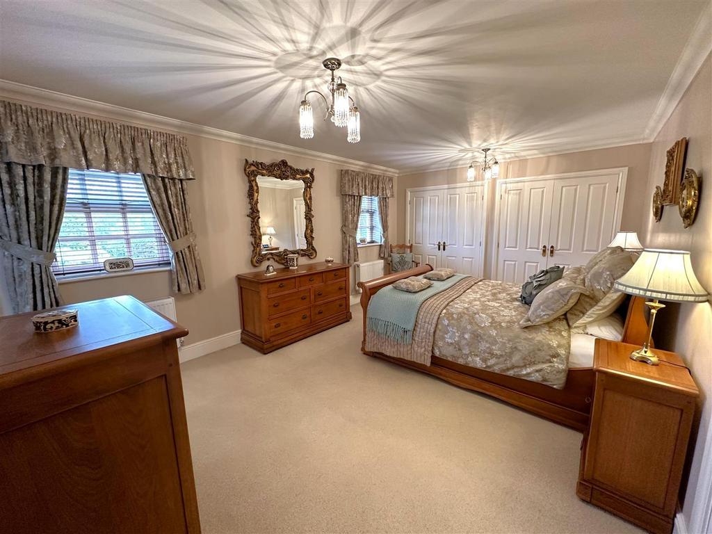 Master Bedroom With Fitted Wardrobes 195