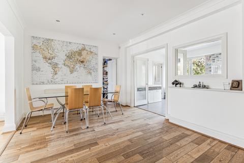 4 bedroom semi-detached house for sale, Sylvia Avenue, Hatch End, Pinner HA5