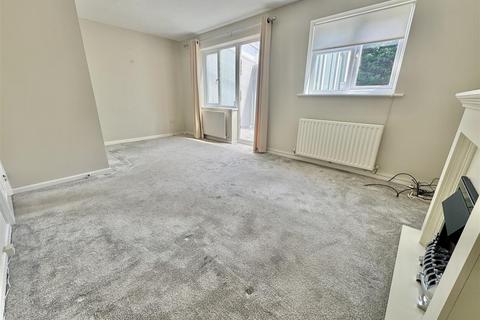 3 bedroom terraced house to rent, Mees Close, Luton, LU3 4AZ