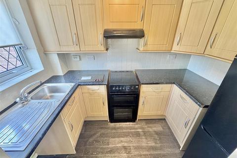 3 bedroom terraced house to rent, Mees Close, Luton, LU3 4AZ