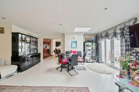 19 Tudor Close, London, NW9 8SU