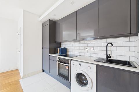 Flat 3, 16 Elmfield Road, Bromley, BR1 1LR