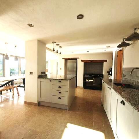 Kitchen 2.jpeg