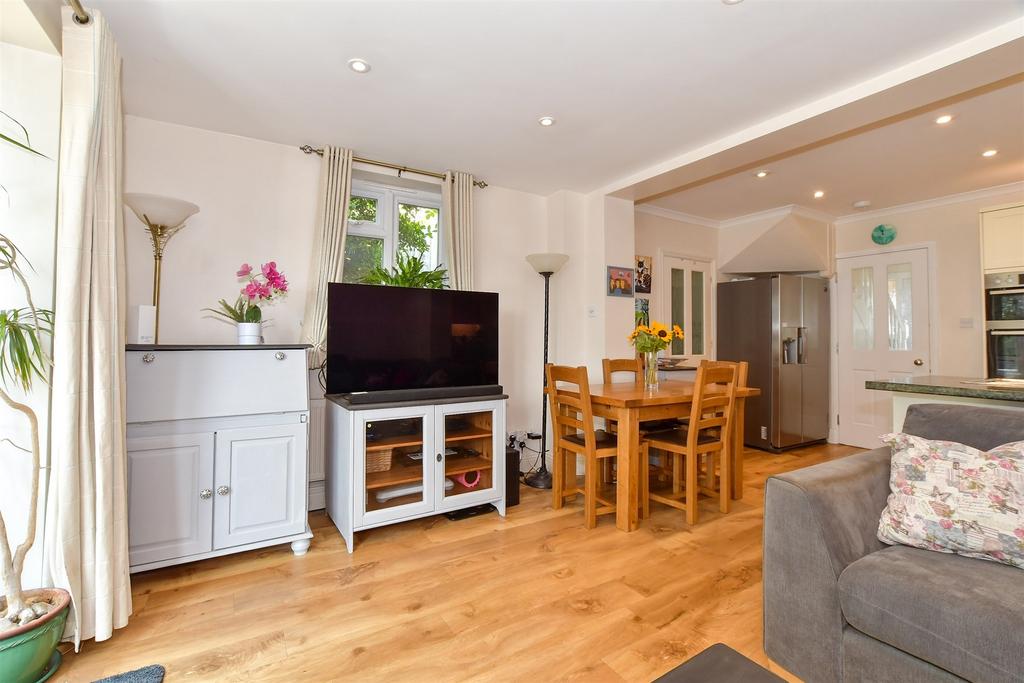 Lounge/Dining Area