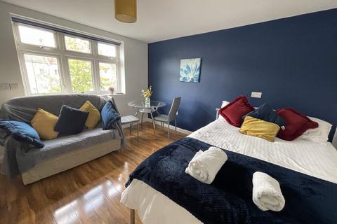 1 bedroom in a house share to rent, Fernbank Avenue, Wembley, HA0