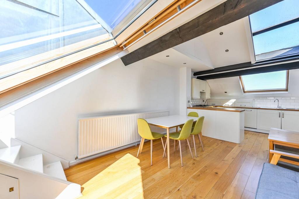 Clapham Common North Side, Clapham... 2 bed flat - £2,850 pcm (£658 pw)