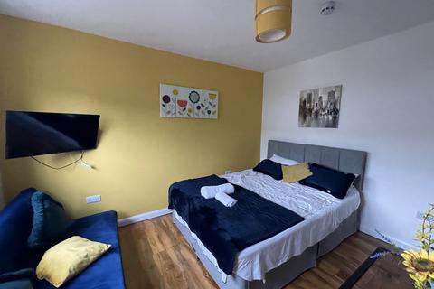 1 bedroom in a house share to rent, Fernbank Ave, wembley, HA0