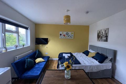 1 bedroom in a house share to rent, Fernbank Ave, wembley, HA0