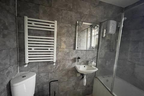 1 bedroom in a house share to rent, Fernbank Ave, wembley, HA0