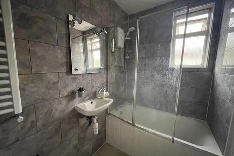 1 bedroom in a house share to rent, Fernbank Ave, wembley, HA0
