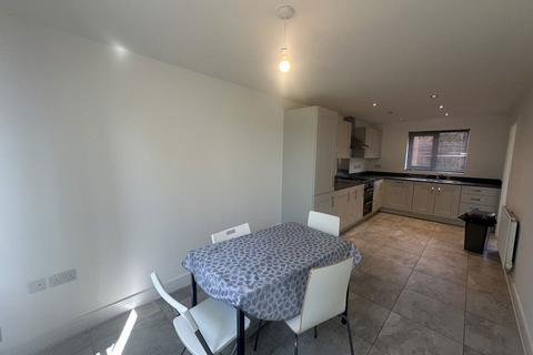 4 bedroom detached house to rent, Colney Way. Nottingham, NG8 3PY