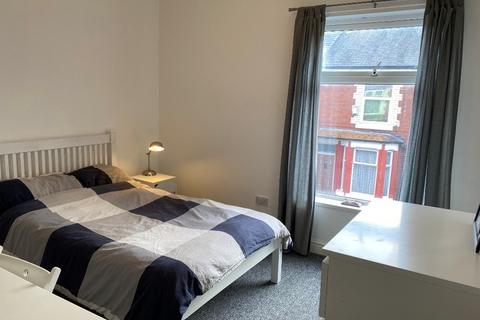 3 bedroom terraced house to rent, Wincombe Street, Manchester M14