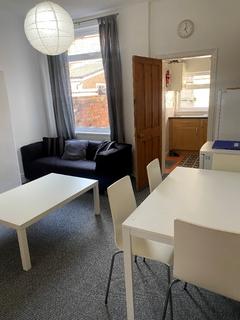 3 bedroom terraced house to rent, Wincombe Street, Manchester M14