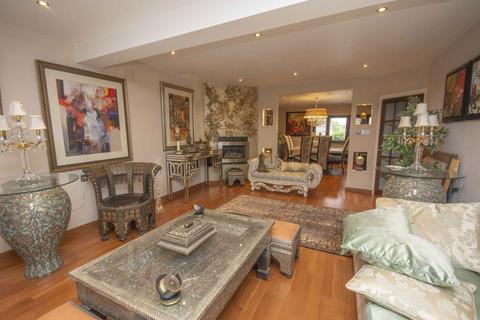 5 bedroom detached house to rent, Gibbs Green, Edgware HA8