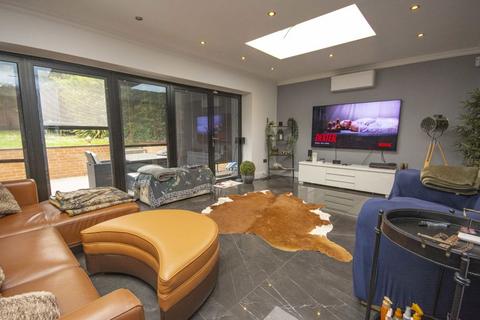 5 bedroom detached house to rent, Gibbs Green, Edgware HA8