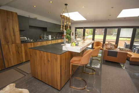 5 bedroom detached house to rent, Gibbs Green, Edgware HA8