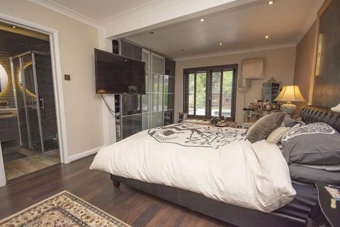 5 bedroom detached house to rent, Gibbs Green, Edgware HA8