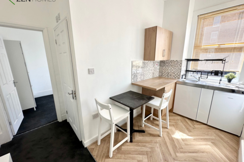 Studio to rent, London N5
