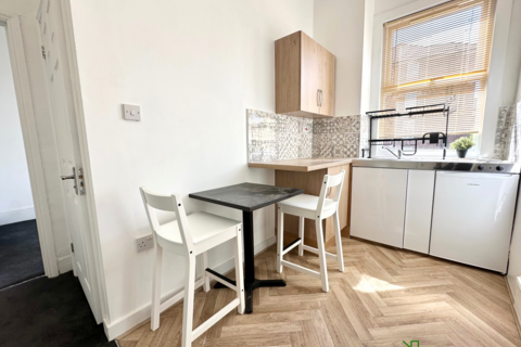 Studio to rent, London N5
