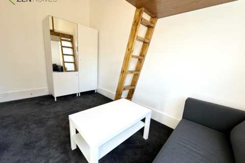 Studio to rent, London N5