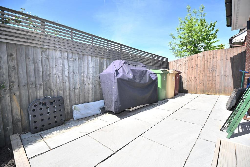 20 Farleigh Close Garden (1).JPG