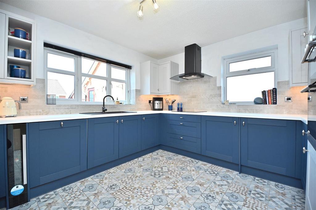 20 Farleigh Close Kitchen (2).JPG