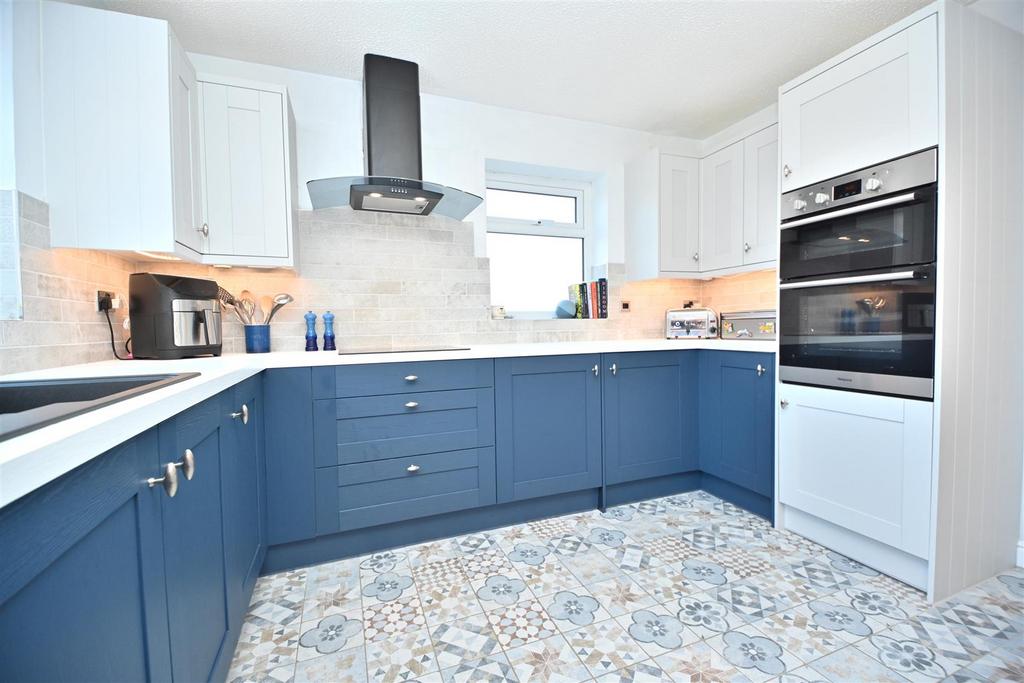 20 Farleigh Close Kitchen (5).JPG