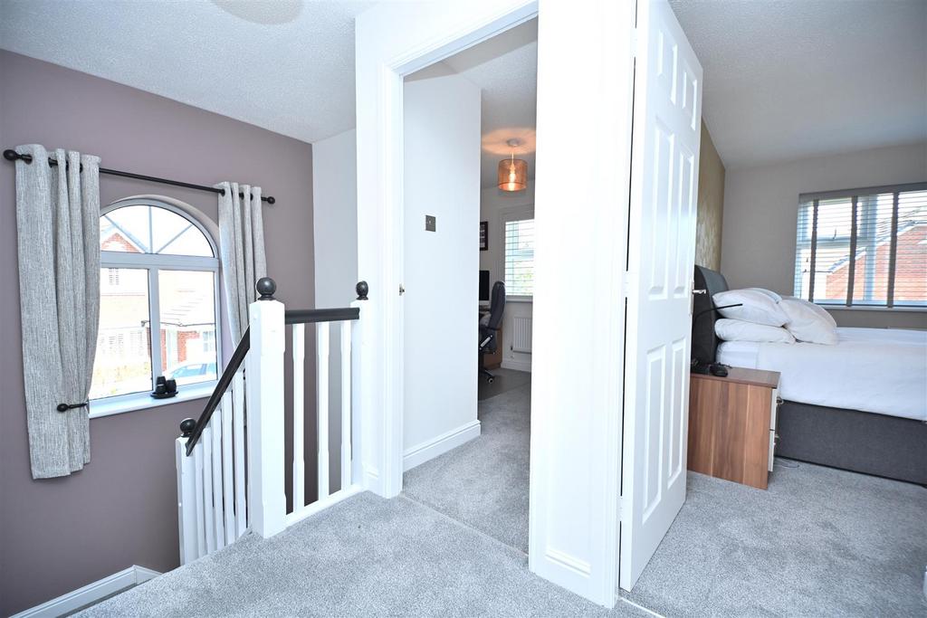 20 Farleigh Close Landing (2).JPG