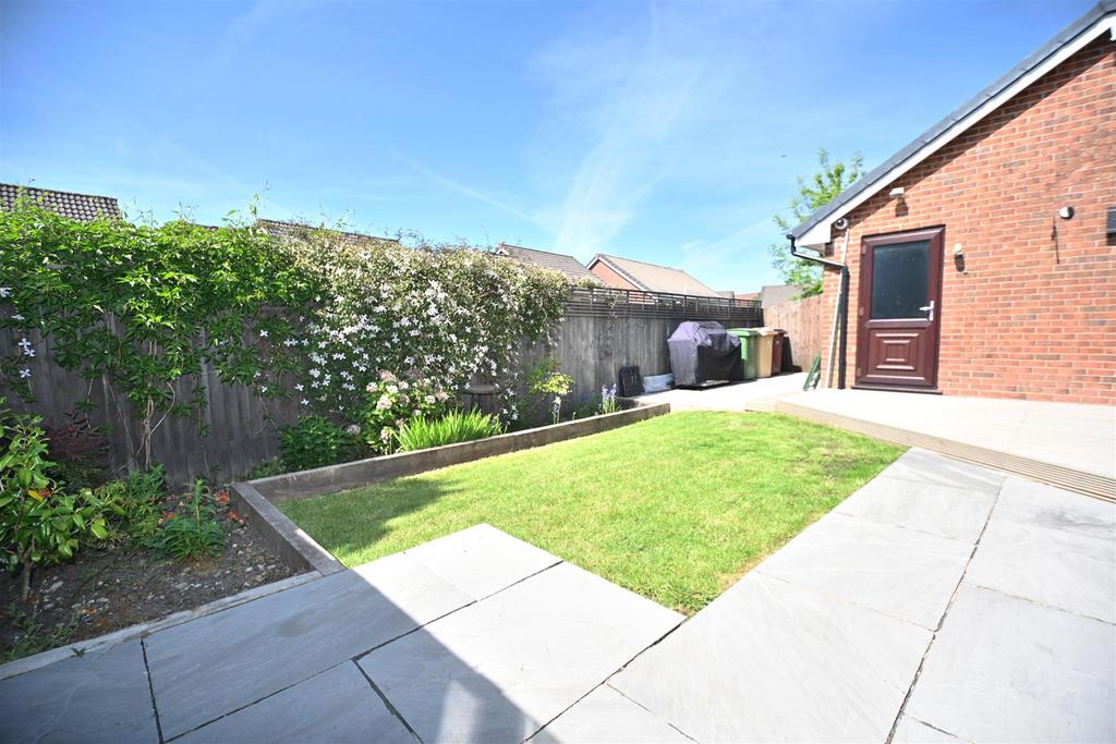 20 Farleigh Close Garden (2).JPG