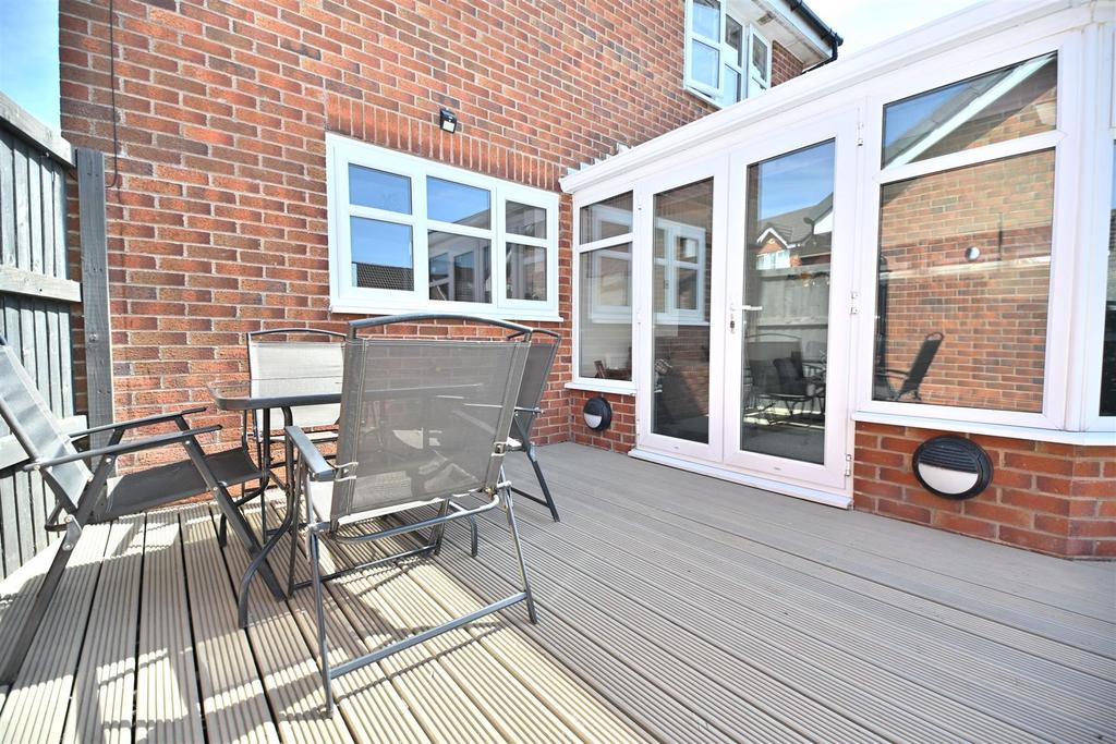 20 Farleigh Close Garden (4).JPG