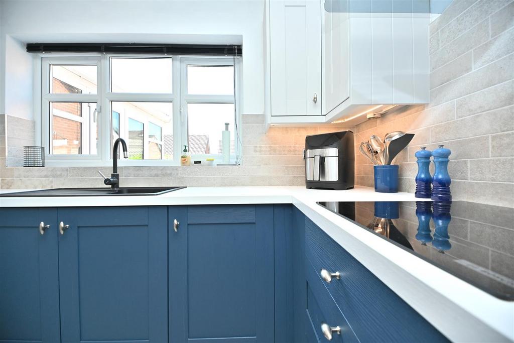 20 Farleigh Close Kitchen (6).JPG