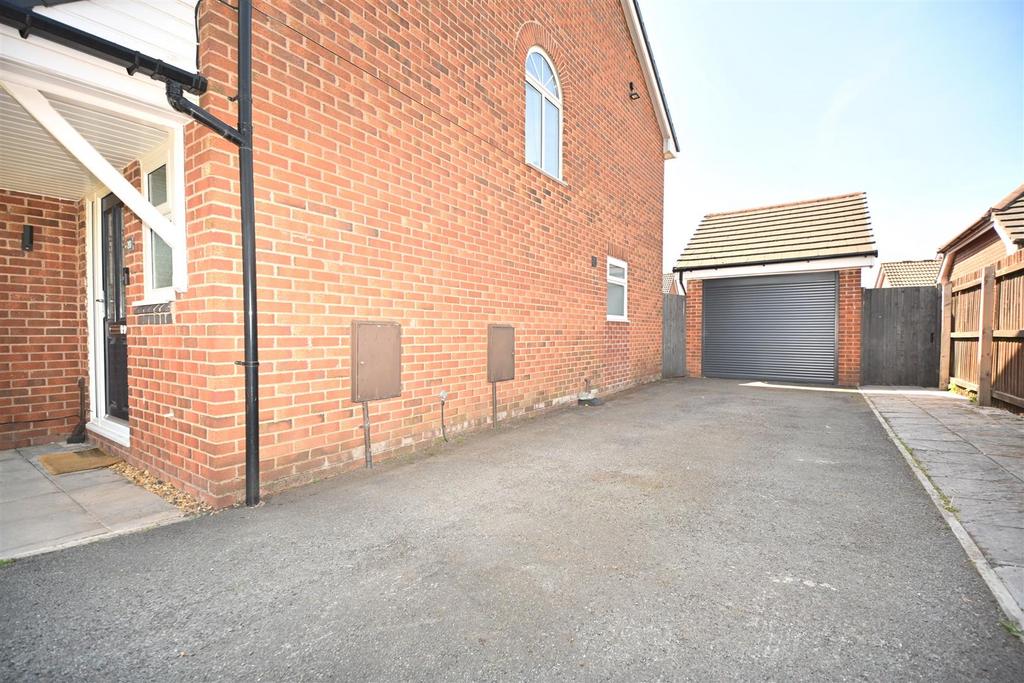 20 Farleigh Close Driveway.JPG