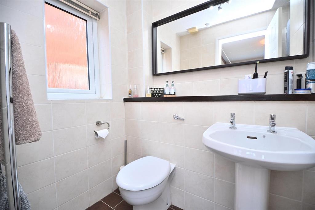20 Farleigh Close En-Suite (1).JPG