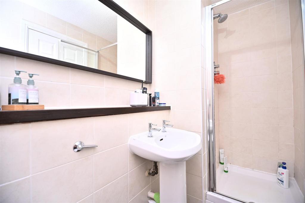 20 Farleigh Close En-Suite (2).JPG