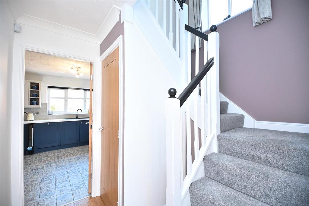 20 Farleigh Close Entrance Hallway (1).JPG