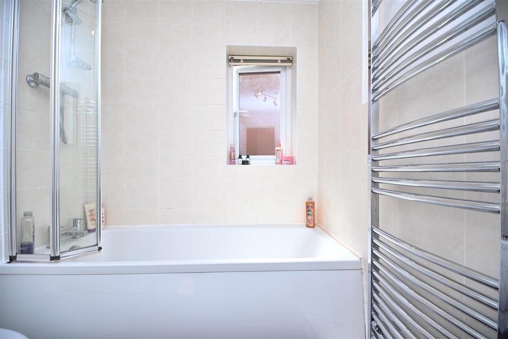 20 Farleigh Close Bathroom (2).JPG