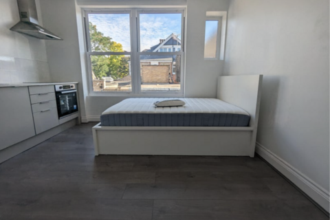 5 bedroom flat share to rent, Aldermans Hill, London N13