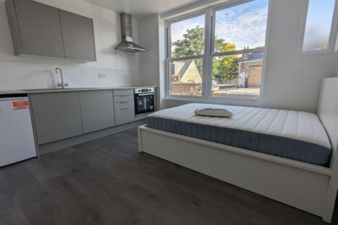 5 bedroom flat share to rent, Aldermans Hill, London N13