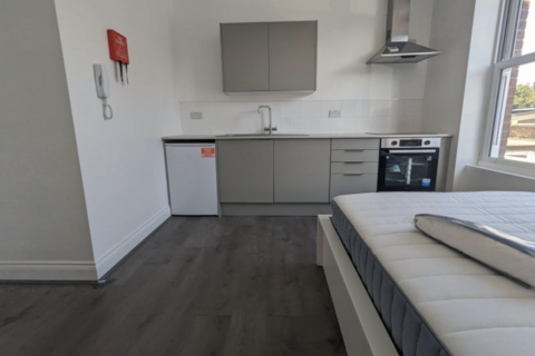 5 bedroom flat share to rent, Aldermans Hill, London N13