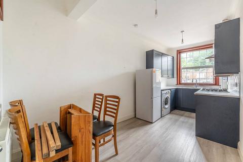 2 bedroom flat to rent, Bridge Street, Pinner, HA5